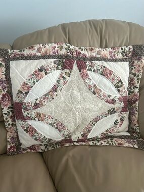 Vintage Double Wedding Ring Quilted Pillow Sham Floral Cottagecore Mauve/Cream